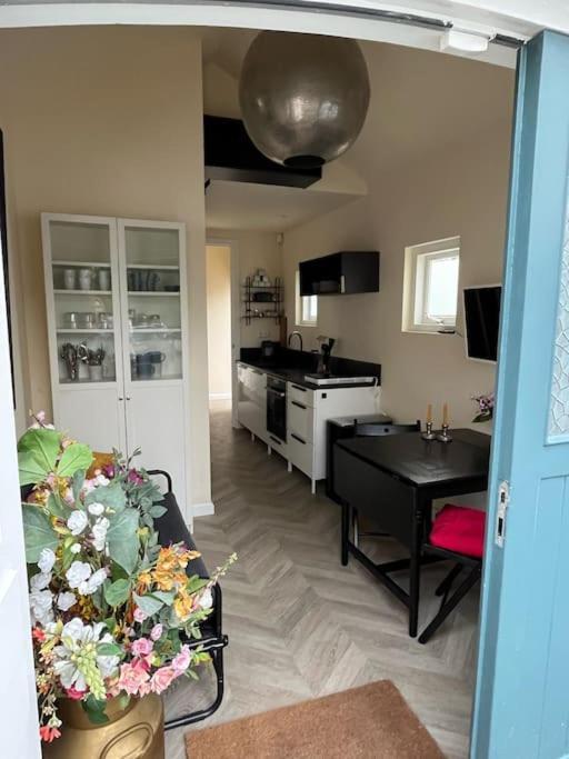 Renovated & Private Tinyhouse Den Haag Short Stay Appartment المظهر الخارجي الصورة